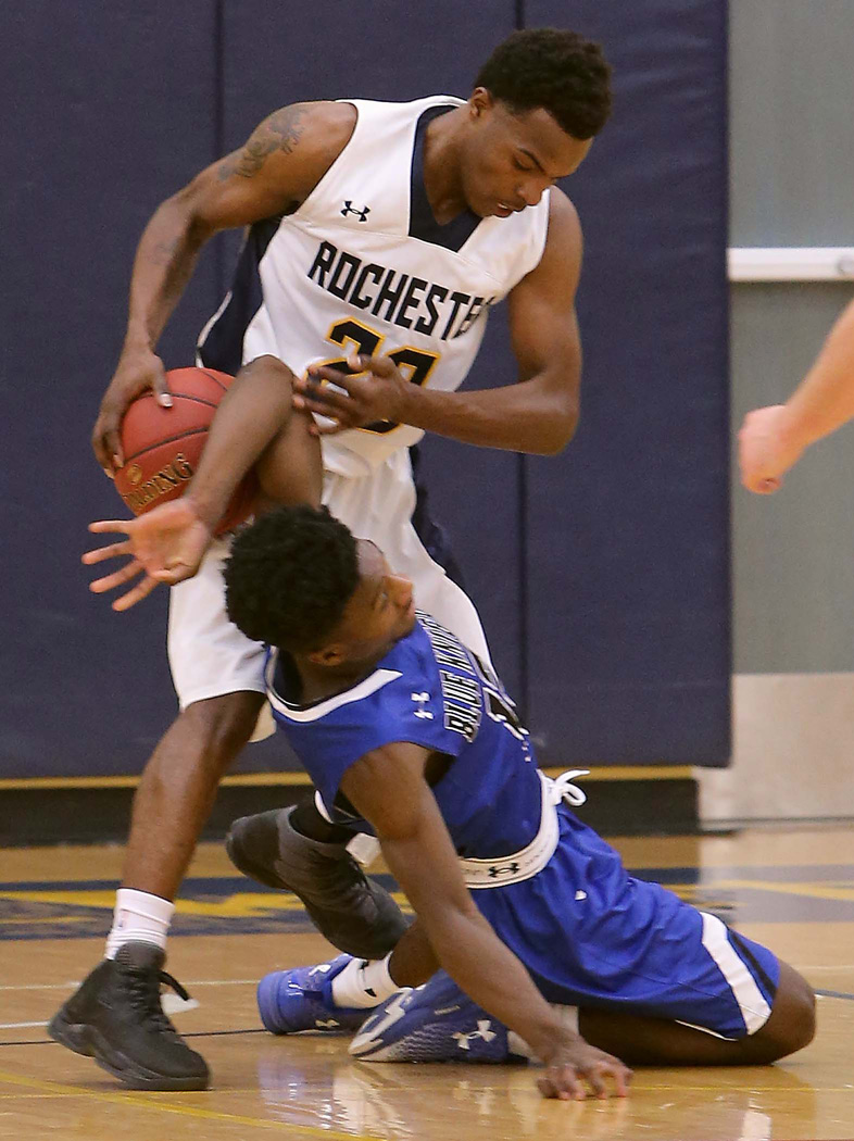 易胜博 Men's Basketball Player